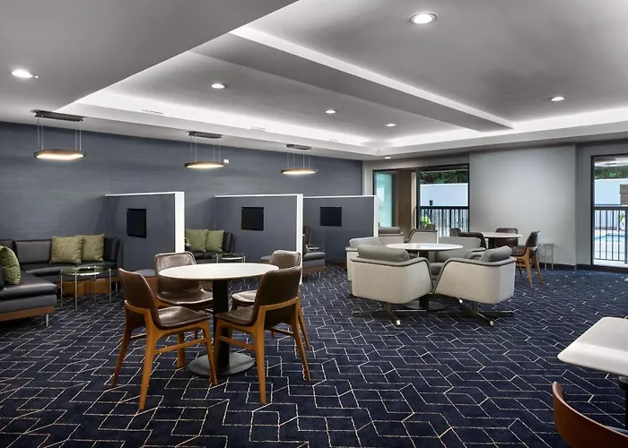 Courtyard Hanes Mall Hotel 3*