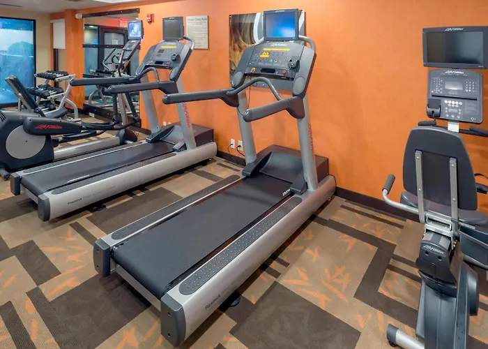 Courtyard Hanes Mall Hotel 3*
