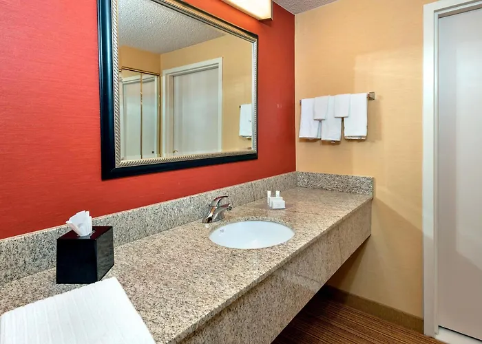 Hotel Courtyard Hanes Mall 3*