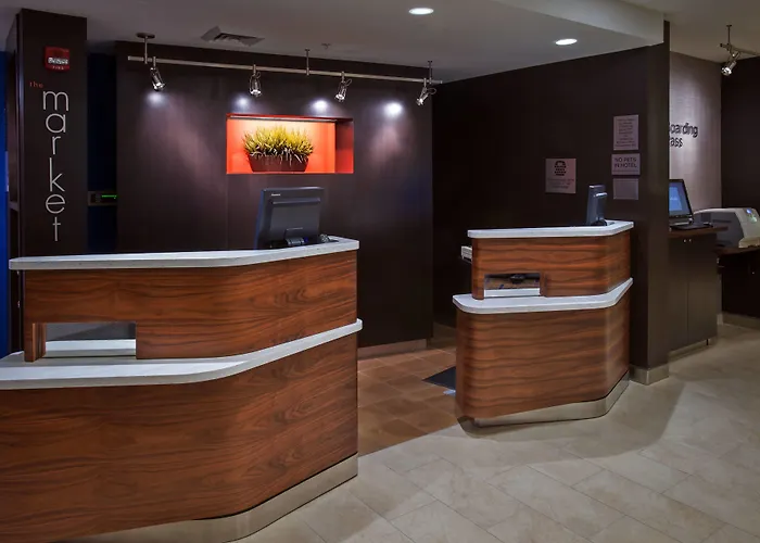 Courtyard Hanes Mall Hotel 3*