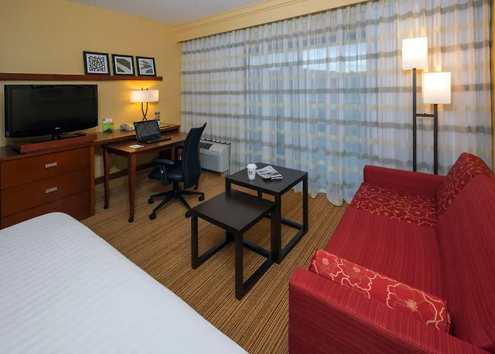 Hotel Courtyard Hanes Mall 3*