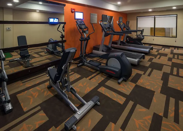 Hotel Courtyard Hanes Mall 3*