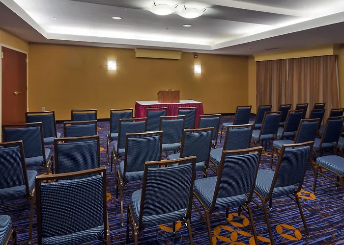 Courtyard Hanes Mall Hotel 3*