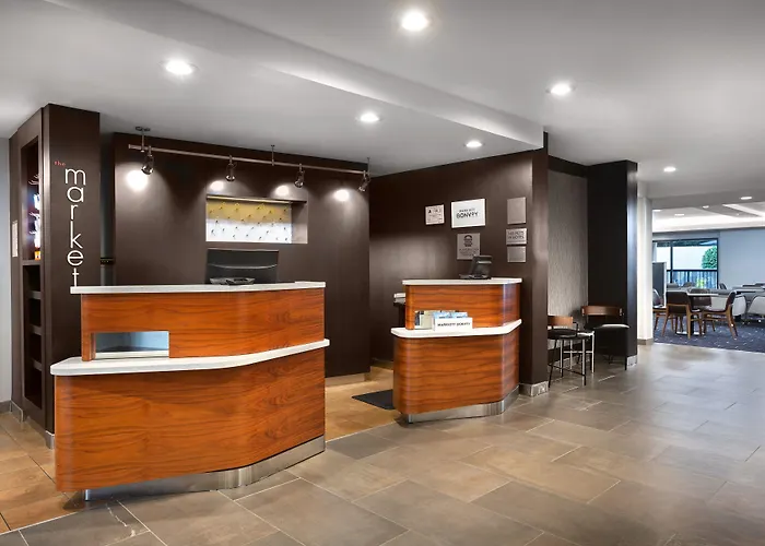 Courtyard Hanes Mall Hotel 3*