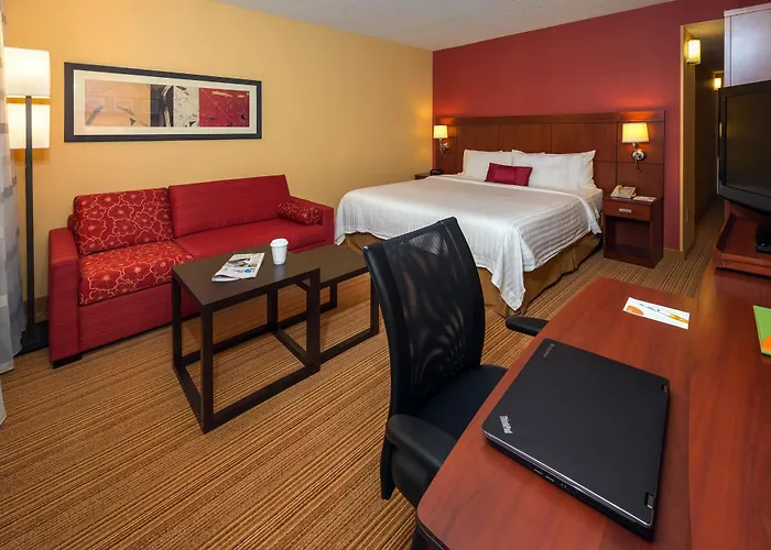 Hotel Courtyard Hanes Mall 3*